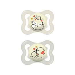 MAM Supreme Night Schnuller im 2er-Set, leuchtender Babyschnuller für eine gesunde Zahn- und Kieferentwicklung, beugt Hautreizungen vor, mit Schnullerbox, 0-6 Monate, Fuchs/Koala - 1